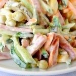 Салат с колбасой и огурчиками