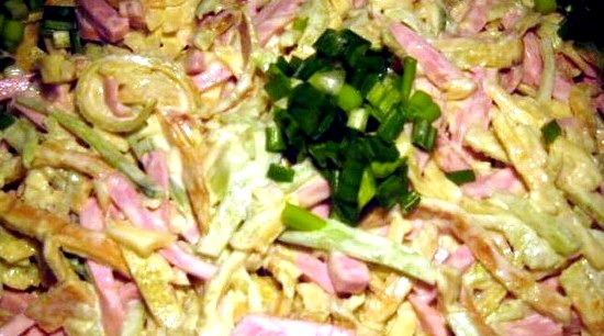 Фото рецепт салат с колбасой