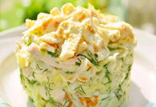 Вкусный салат с капустой и яичными блинчиками « Рецепты салатов
