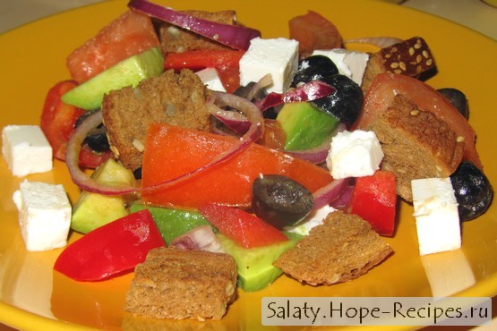 Греческий салат с сухариками