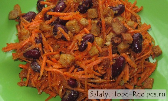 Салат из корейской моркови с фасолью и сухариками