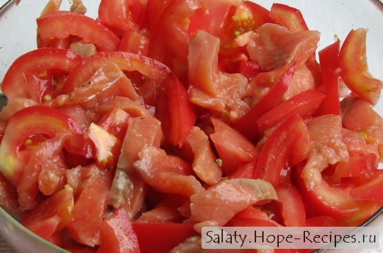 Салат с лососем и помидорами