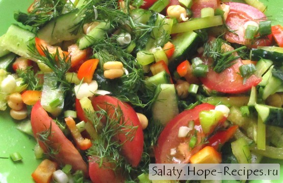 Салат с овощами и пророщенным нутом