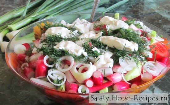 Салат с редиской огурцами и помидорами