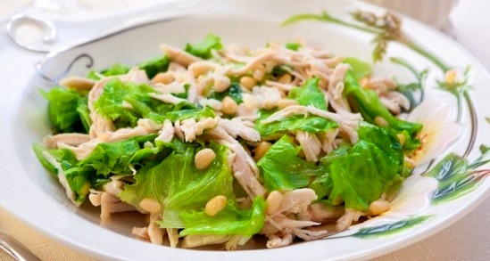 Зеленый салат с кедровыми орешками