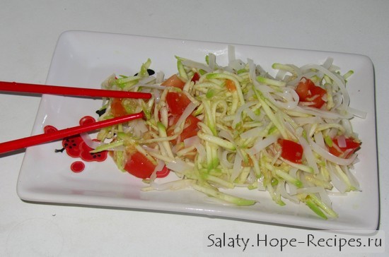 Салат с овощами и рисовой лапшой