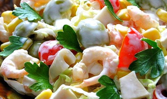 Вкусный салат с кальмарами и креветками