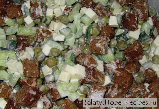 Салат с сухариками и маринованными огурцами рецепт