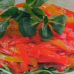 Вкусный салат с жареным перцем и овощами