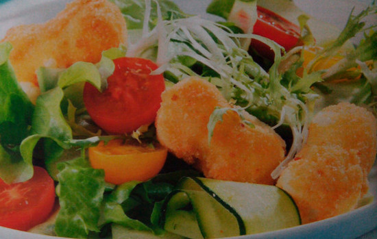 Салат из жареного сыра и овощей