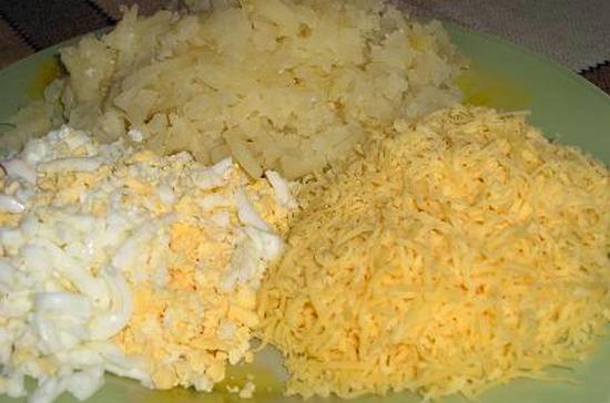 Тертый сыр яйца и картофель для салата