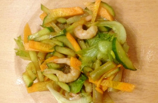Легкий салат с зеленой фасолью и креветками
