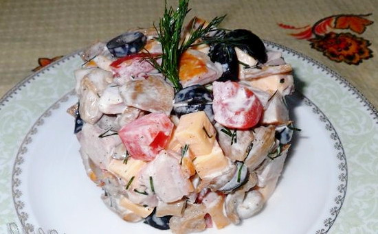 Салат с копчёной курицей, грибами и сыром - Лайфхакер