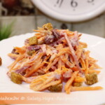 Салат с морковью, сухариками и фасолью